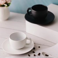 TOTEM MINI, Set aus zwei Keramiktassen für Espresso mit Untertassen, 2 x 85 ml, Weiss