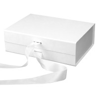GRACE, self-folding gift box with magnet, white